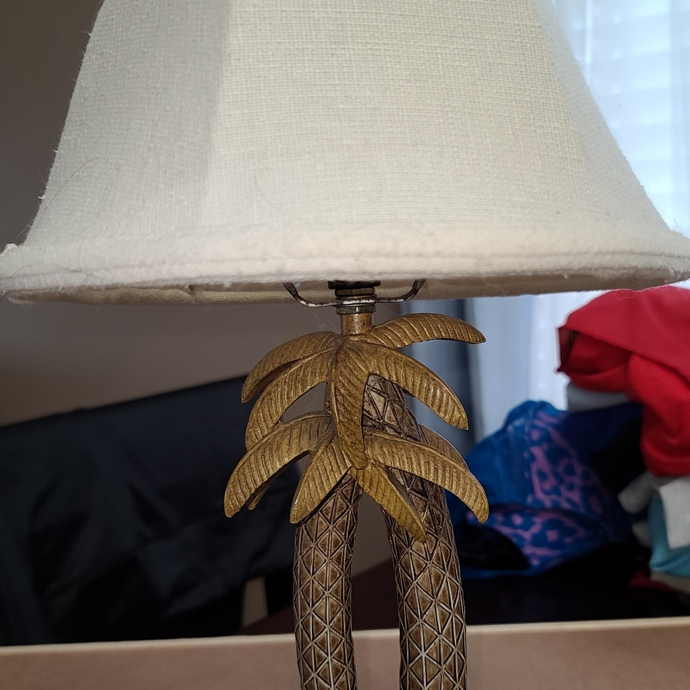 Beautiful tropical Palm tree tableside lamp